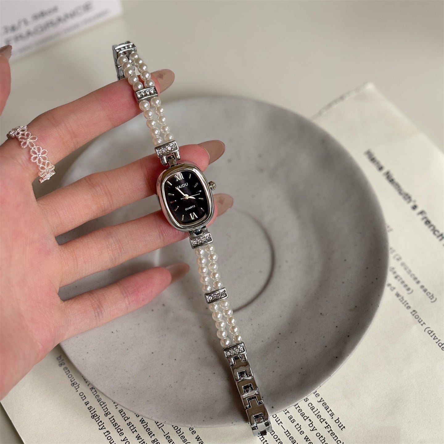 Women's Oval Disk Simple Fashion Pearl Watch